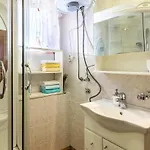 Апартаменты Stunning In With Kitchen