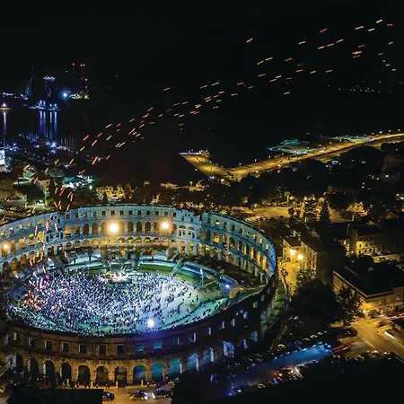 Stunning In With Kitchen Apartamento Pula