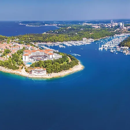 Stunning In With Kitchen Apartamento Pula