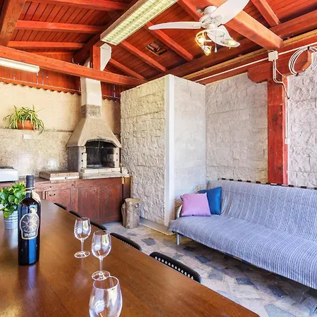Stunning In With Kitchen Пула