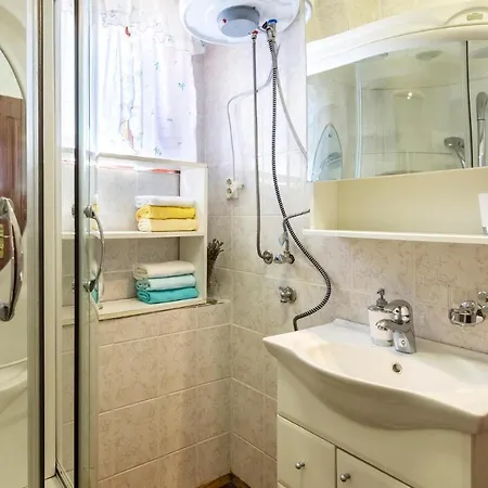 Appartamento Stunning In With Kitchen