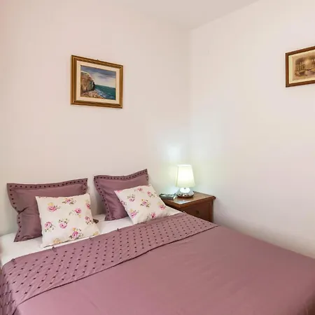 Stunning In With Kitchen Apartment Pula