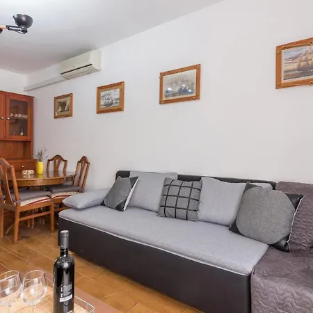 Stunning In With Kitchen Apartment Pula