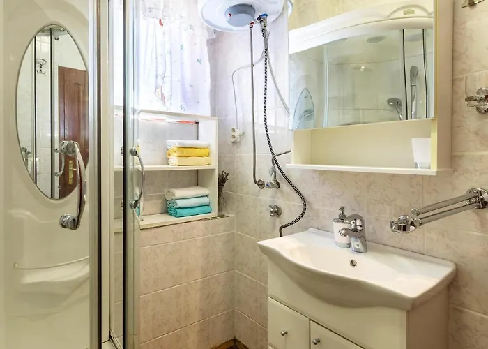 Apartamento Stunning In With Kitchen