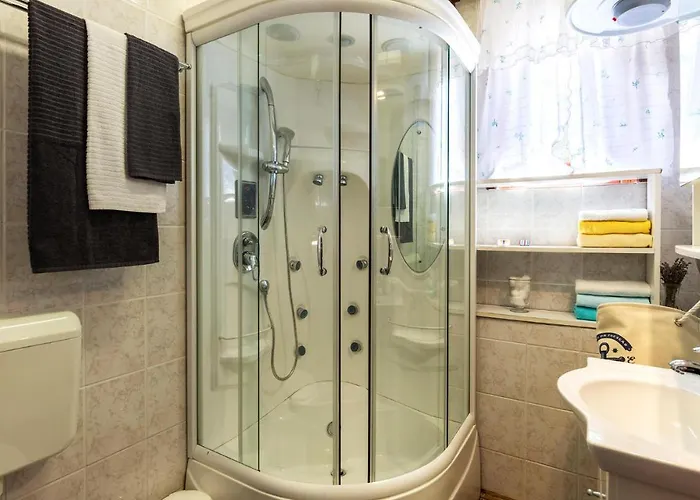 Apartamento Stunning In With Kitchen