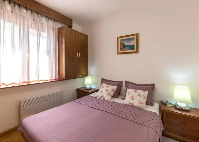 Stunning In With Kitchen Apartamento Pula