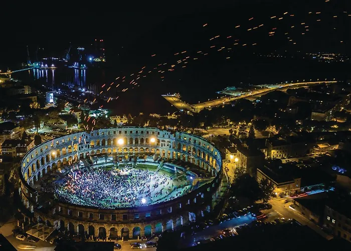 Stunning In With Kitchen Apartamento Pula