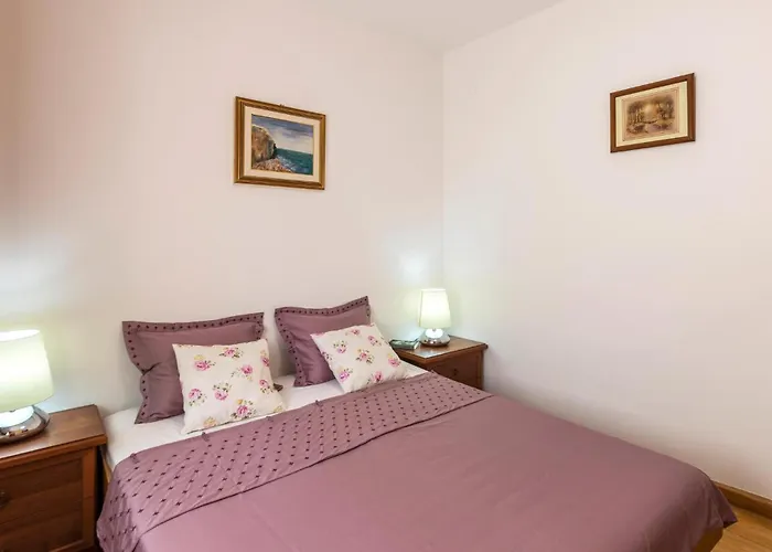 Stunning In With Kitchen Apartamento Pula