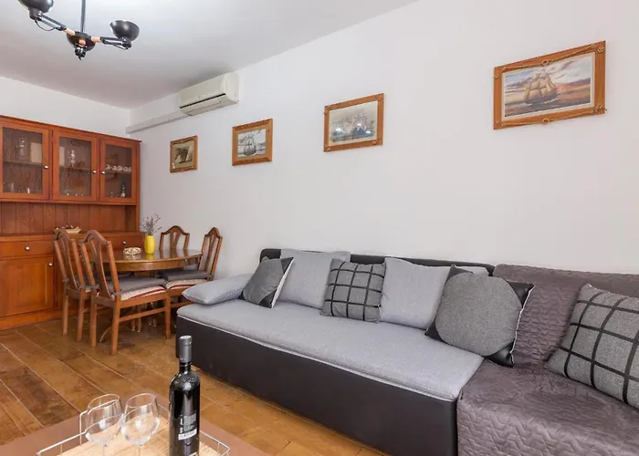 Stunning In With Kitchen Apartamento Pula