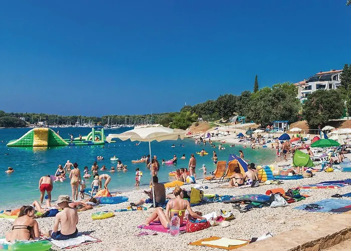 Stunning In With Kitchen Apartamento Pula