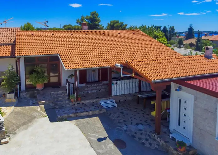 Stunning In With Kitchen Pula