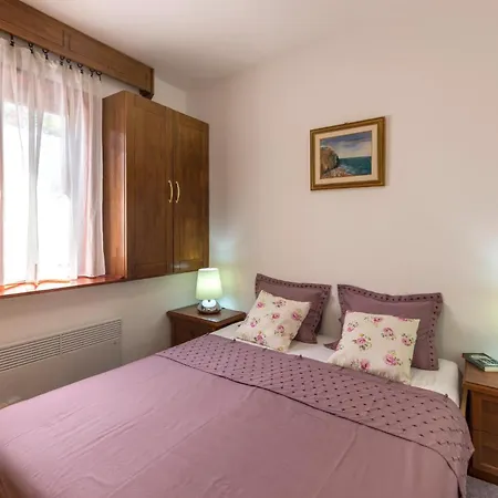 Stunning In With Kitchen דירה פולה