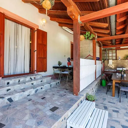 Stunning In With Kitchen דירה פולה