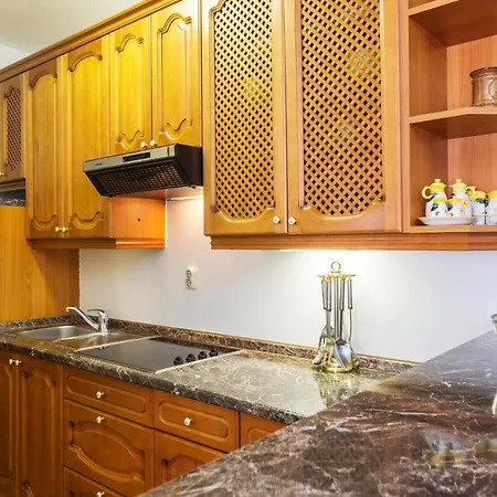 Stunning In With Kitchen * פולה