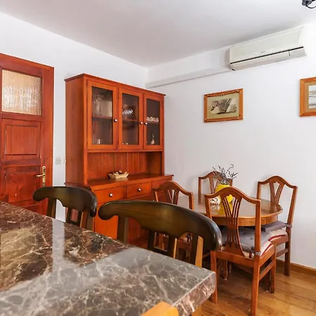 Stunning In With Kitchen דירה